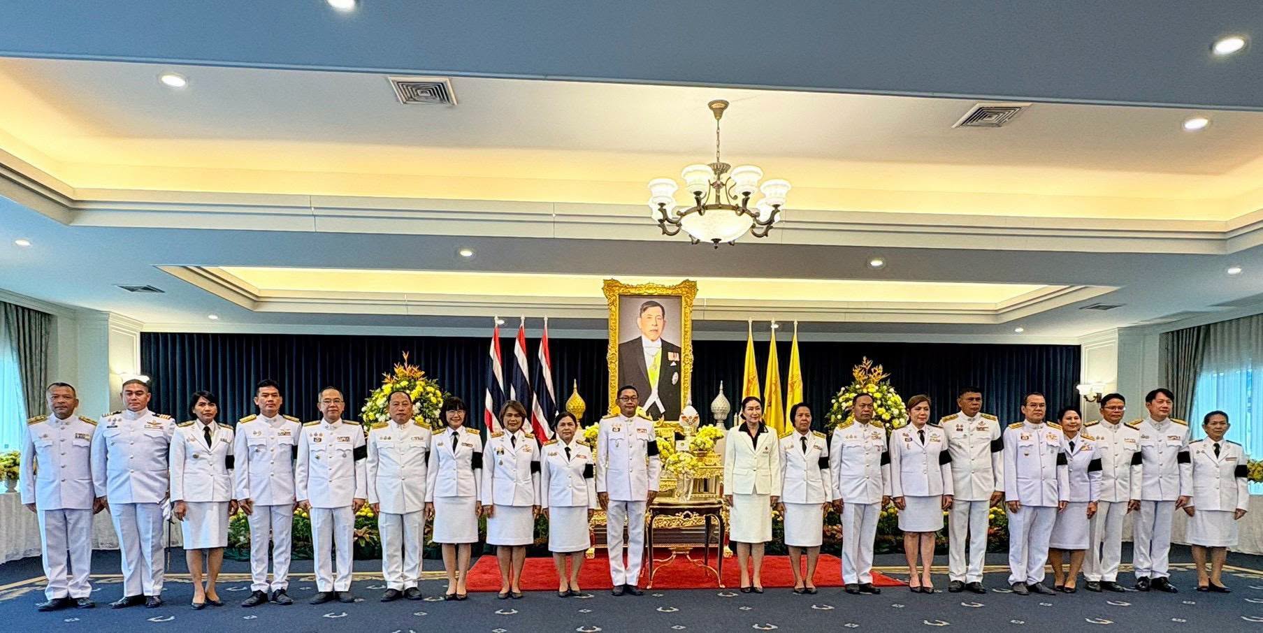 title - ปฏิรูปที่ดินจังหวัดเพชรบุรี มอบหมายให้ นางสาวขวัญใจ เพชรสวน นักวิชาการปฏิรูปที่ดินชำนาญการ ร่วมลงนามถวายพระพร พระบาทสมเด็จพระเจ้าอยู่หัว เนื่องในโอกาสวันเฉลิมพระชนมพรรษา